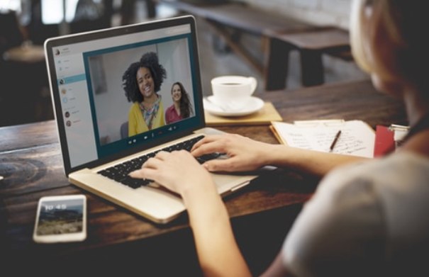 留學生正在上網課