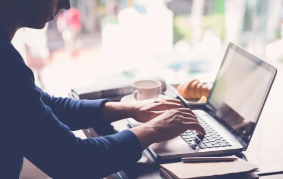 上網(wǎng)課的留學(xué)生